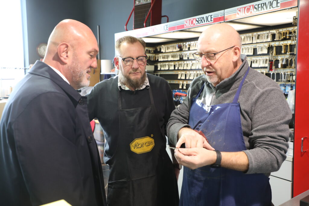 Monsieur le Maire Ludovic Rohart en visite à la cordonnerie où il a rencontré Thierry Lefebvre, repreneur de la boutique et Thierry Huyvaert cordonnier.