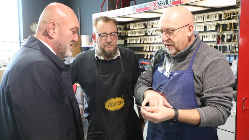 Monsieur le Maire Ludovic Rohart en visite à la cordonnerie où il a rencontré Thierry Lefebvre, repreneur de la boutique et Thierry Huyvaert cordonnier.